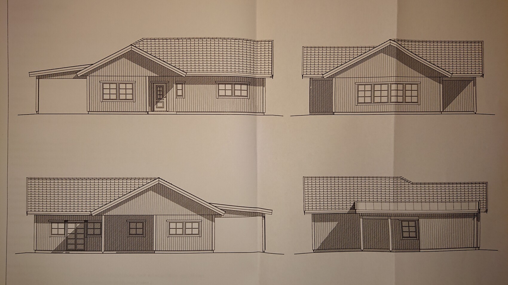 Vier Ansichten eines Hauses mit Satteldach, Holzverkleidung und Fenstern.