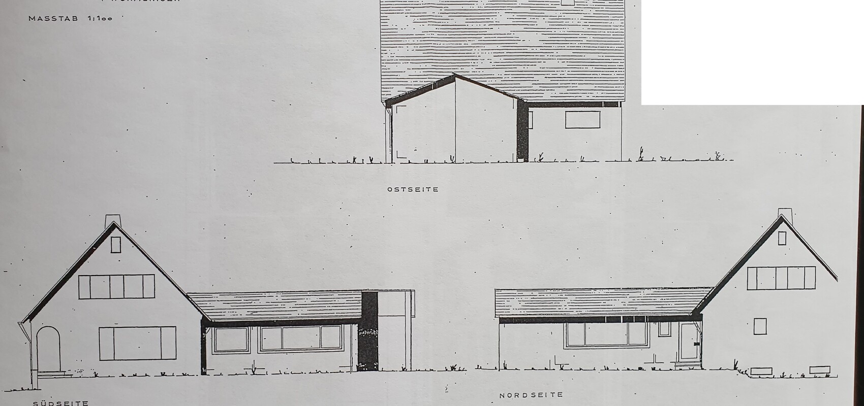 Architekturzeichnung eines Hauses mit Satteldach; Ansichten Ost-, Nord- und Südseite