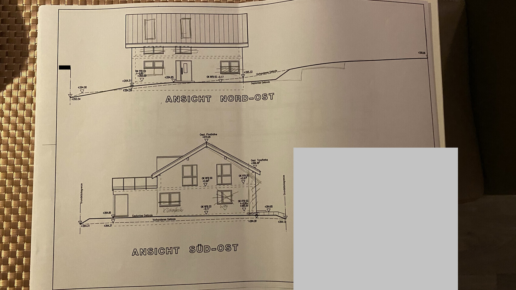 Architektenzeichnung: Hausfassaden Nord-Ost und Süd-Ost, Geländeprofile und Dachdetails.
