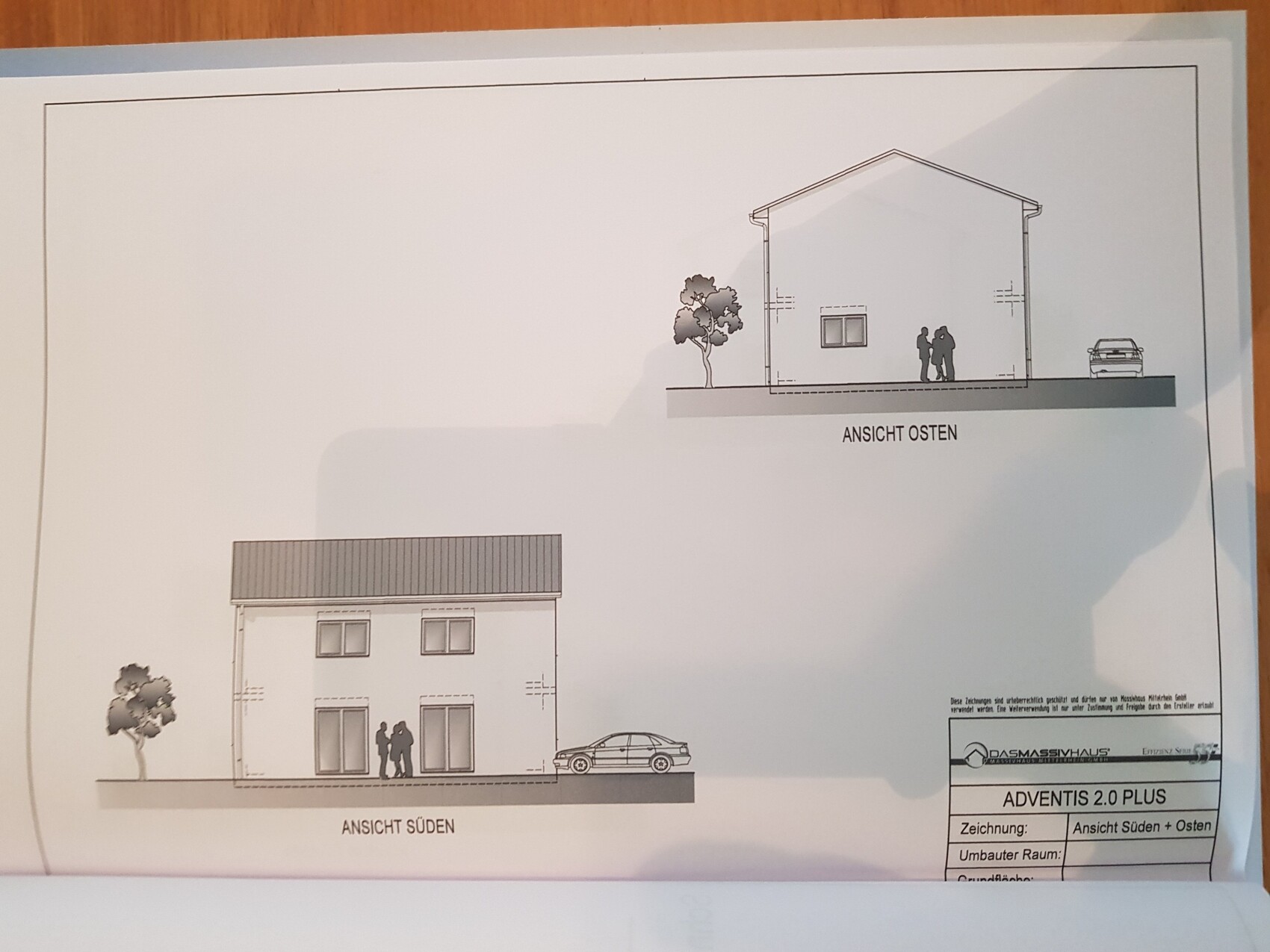 Technische Zeichnung: Hausansichten Süden und Osten, Pkw, Personen, Baum.