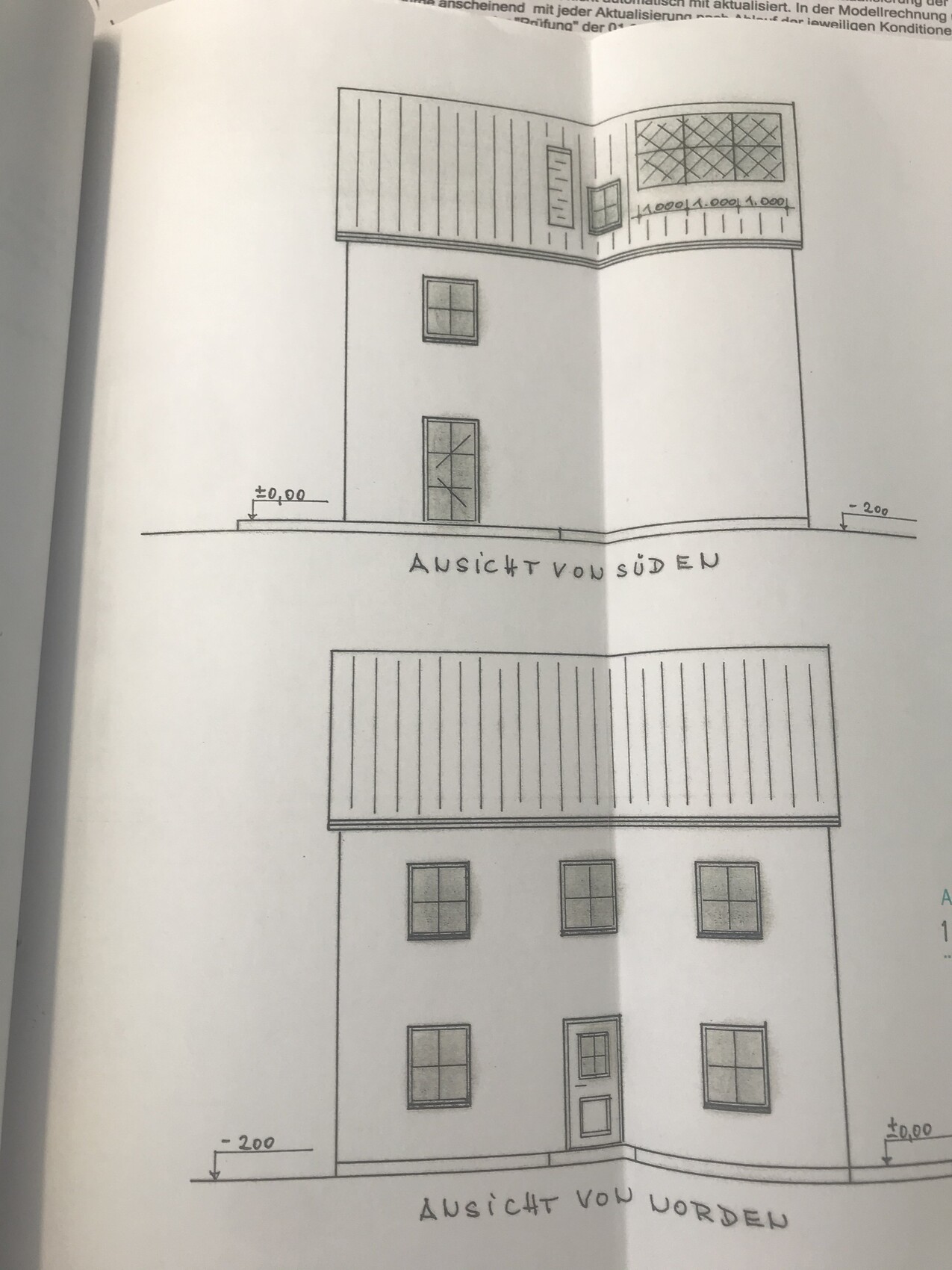 Zweistöckiges Haus: Süd- und Vorderansicht mit Fenstern und Eingang