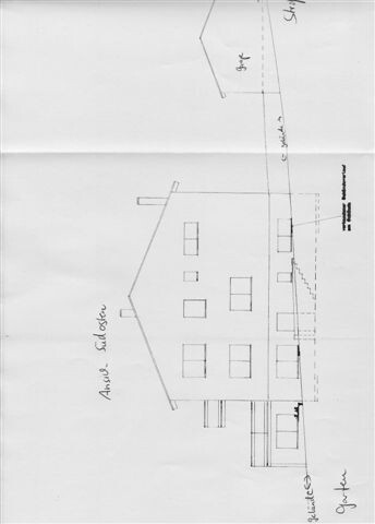 Handgezeichnete Hausansicht mit Fenstern und Terrasse, Skizze eines Gebäudes.