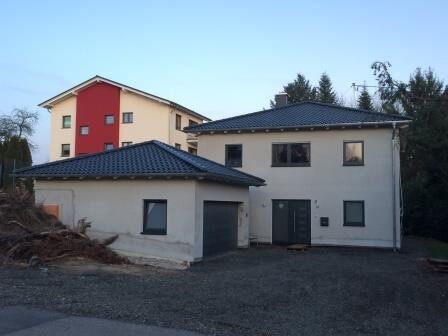 Neubauhaus mit Garage auf unbefestigtem Grundstück