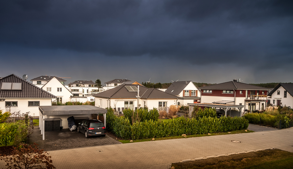 hausansichten-neubau-wohnviertel-strassenansicht-carport-gaerten.jpg