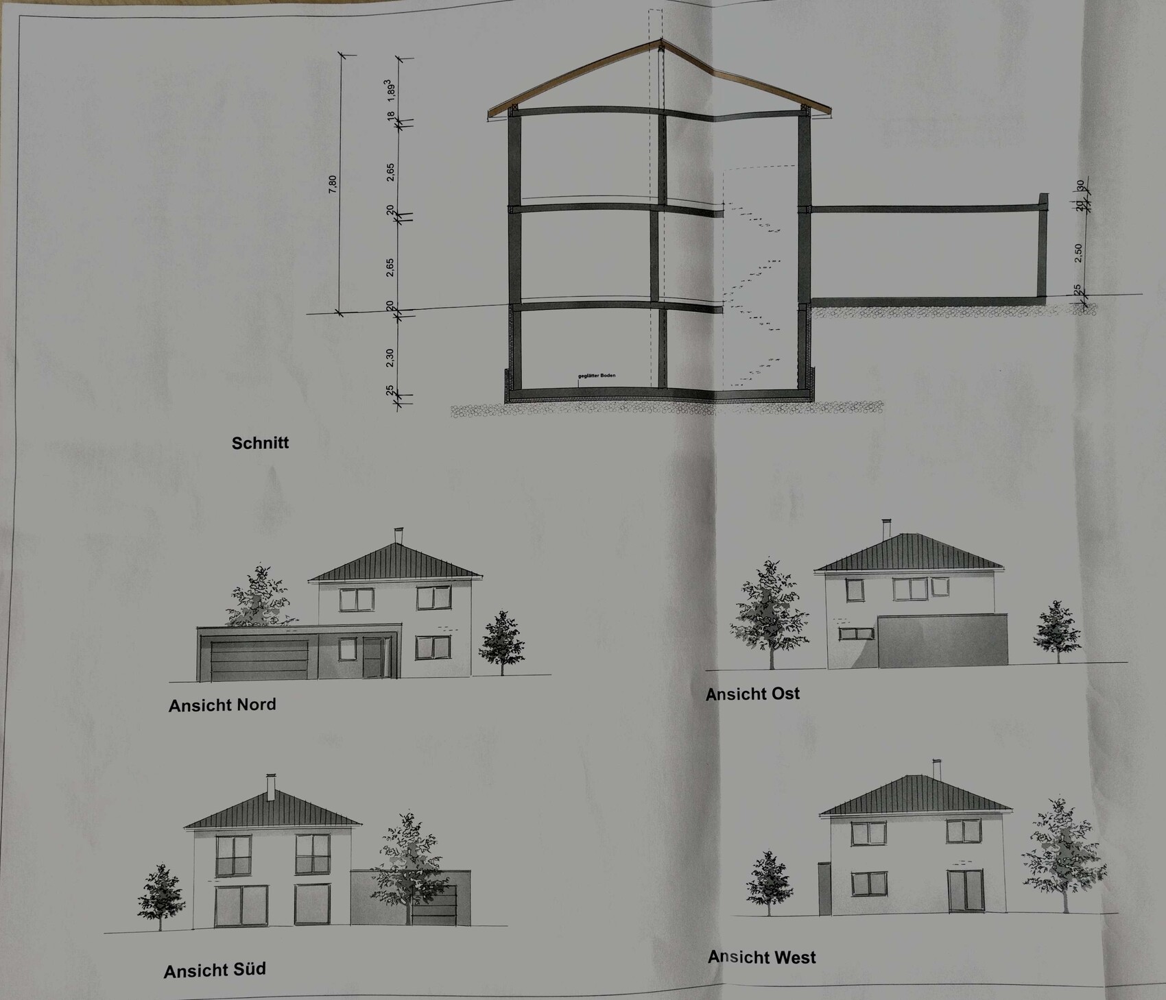 Schnitt durch ein zweigeschossiges Haus mit Treppe; Ansichten Nord, Ost, Süd, West.