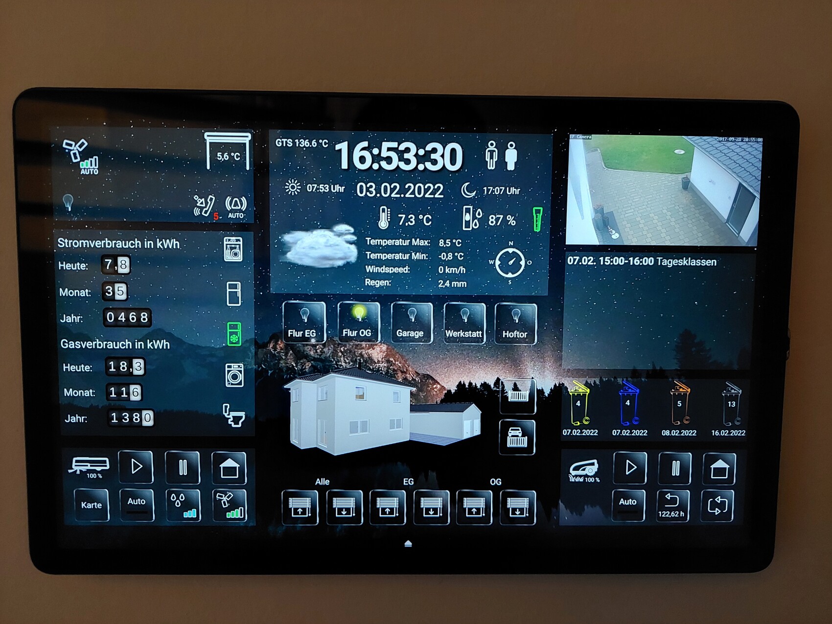 Tablet-Display zeigt Hausautomation, Energiedaten, Wetterinfos und 3D-Hausmodell