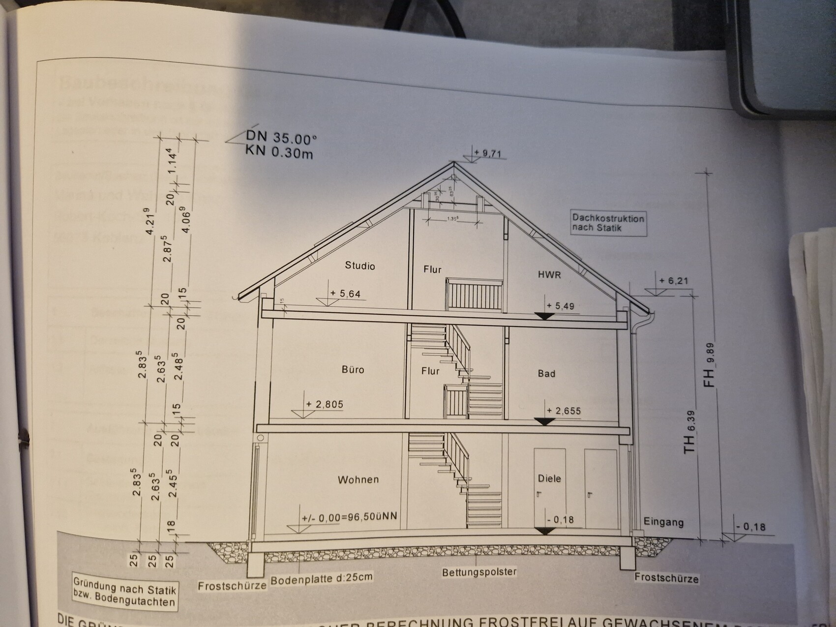Schnitt durch ein mehrstöckiges Haus: Räume Wohnen, Büro, Bad, Diele, Treppen, Dach.