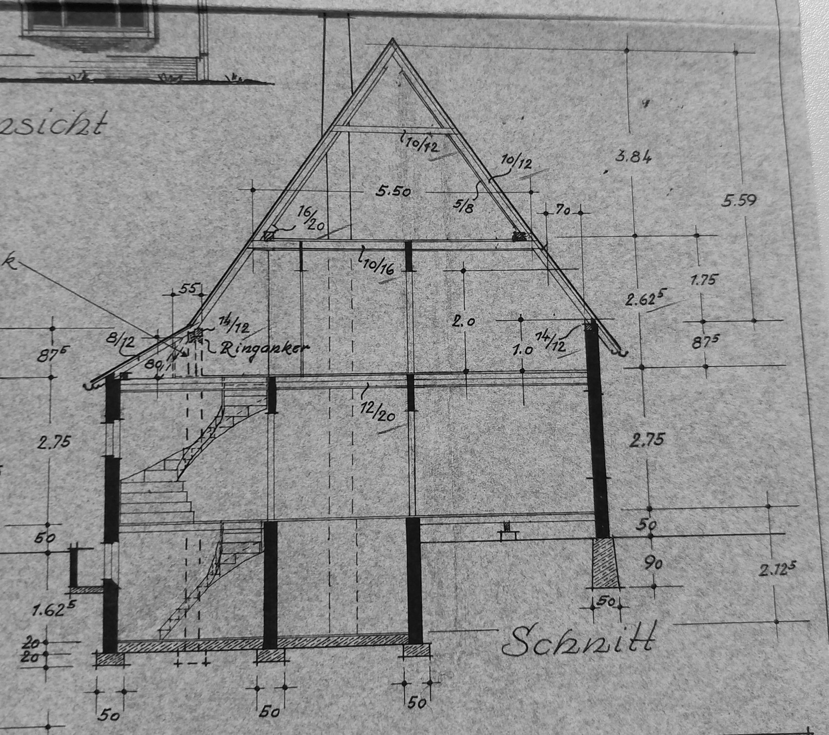 Querschnitt eines Hauses mit Dachstuhl, Treppenhaus, Innenräumen und Maßangaben im Plan.