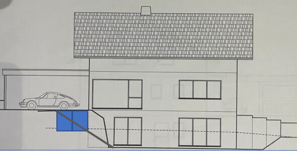 Zweistöckiges Haus mit Ziegeldach, Carport links und blau markiertem Treppenzugang.