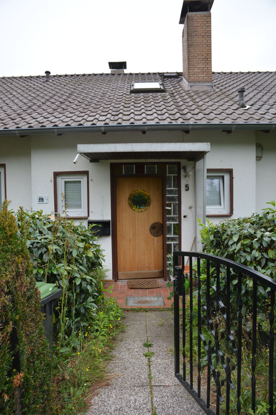 hauseingang-mit-geschwungenem-dach-385072-3.jpg