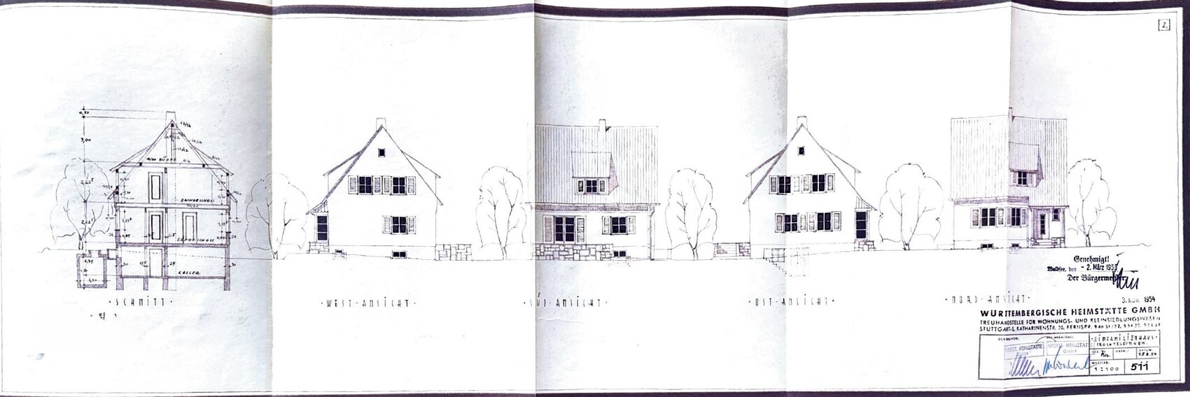 Architektur-Plan einer Häuserreihe mit West-, Ost- und Nordansicht und Maßangaben.