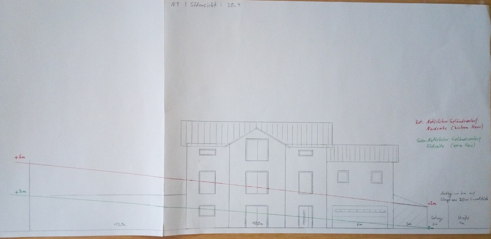 Skizze einer zweistöckigen Hausfront mit Giebeldach und Fenstern, Bauzeichnung