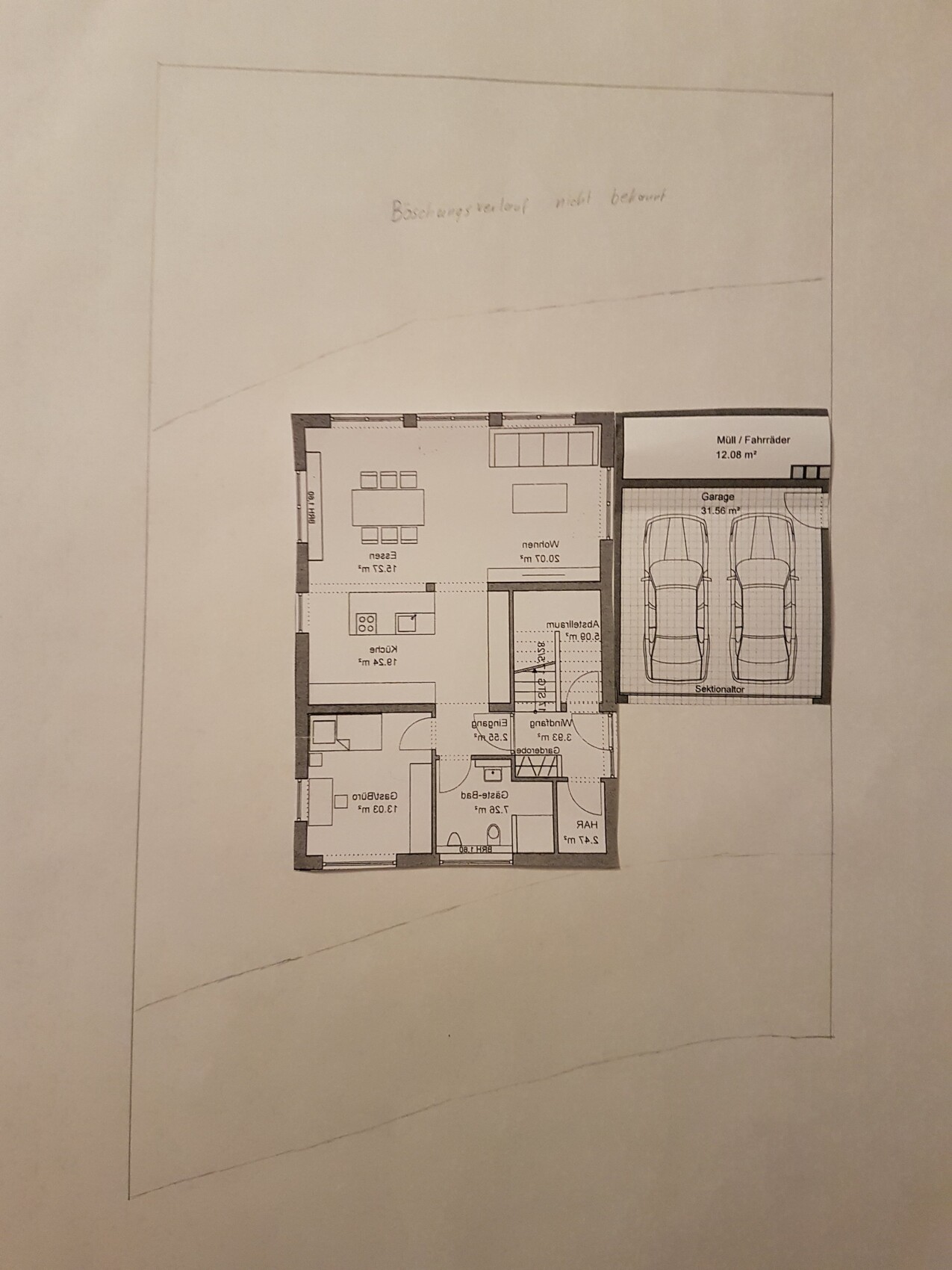 Grundriss eines Hauses mit Küche, Wohnzimmer, Schlafzimmer, Bad, Flur und Garage