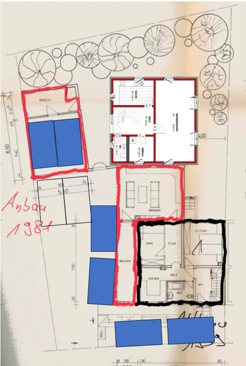 Detaillierter Hausgrundriss mit roten Umrissen, blauen Bauteilen und umliegendem Garten.