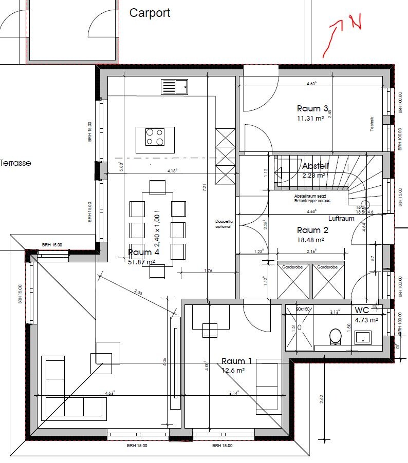 Grundriss eines Hauses mit Terrasse, Carport, Abstellraum, WC und vier Räumen.