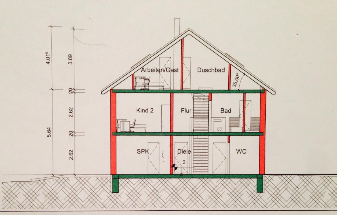 Querschnitt eines mehrstöckigen Hauses mit Treppen, Wänden und Zimmern im Grundriss