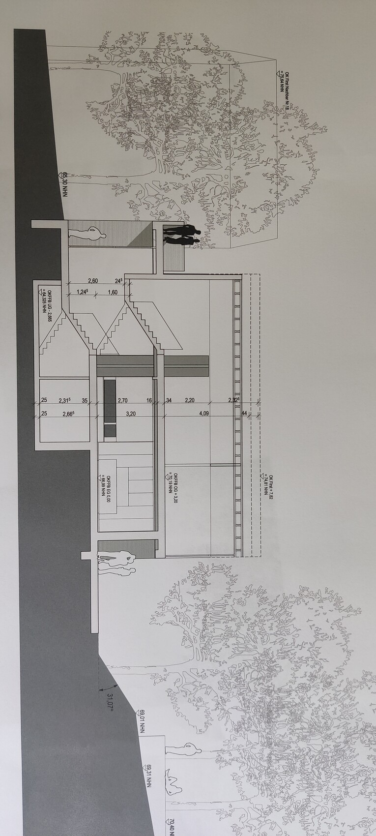 Schnittansicht eines Gebäudes mit Treppen, Türen, Fenstern, umliegenden Bäumen und zwei Personen am Eingang.