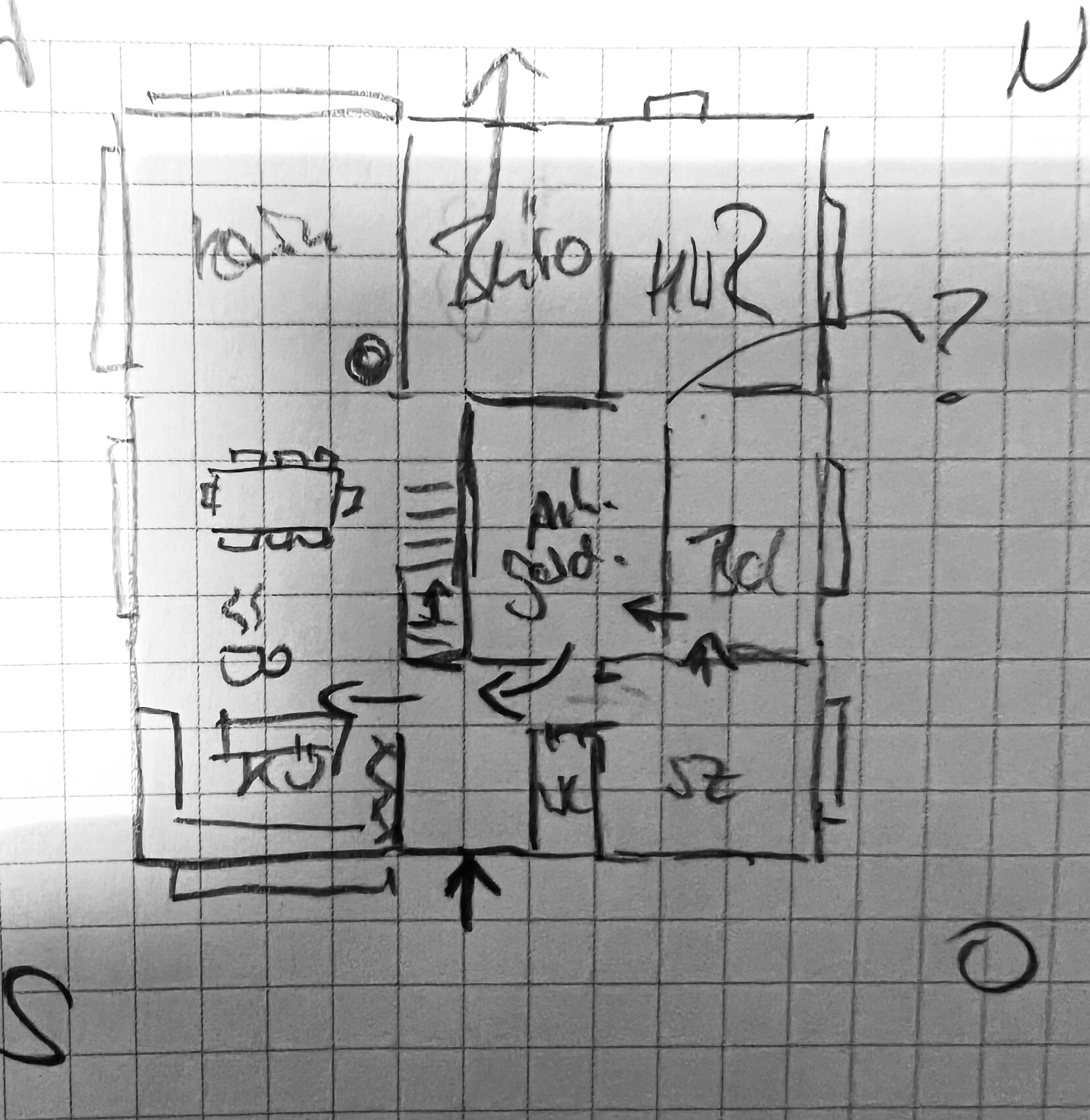 Handgezeichnete Grundriss-Skizze eines Hauses mit mehreren Zimmern, Türen und Pfeilen.