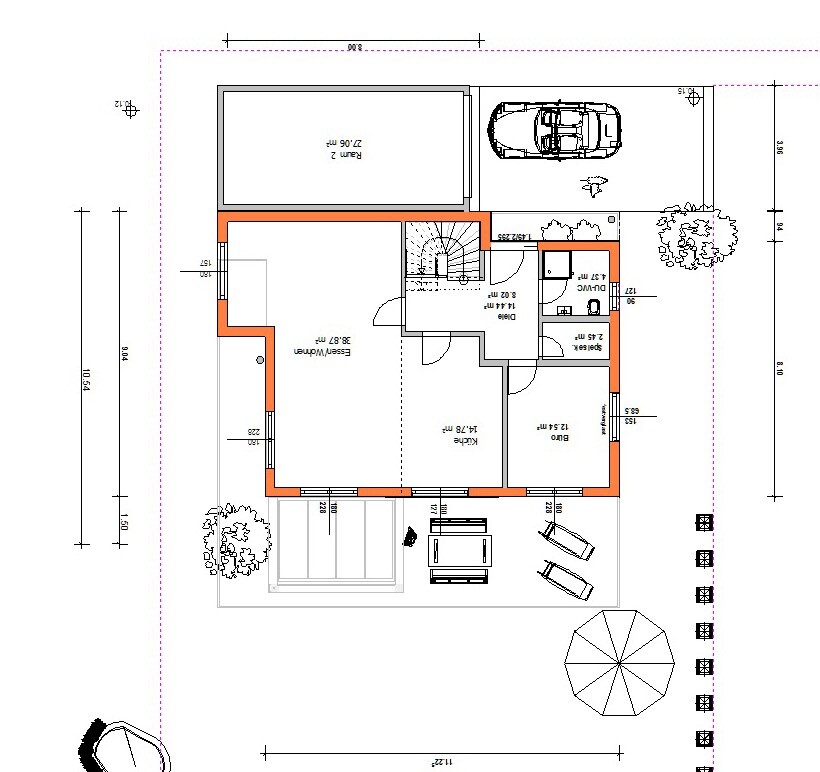 Grundriss eines Einfamilienhauses von oben mit orange Umrandung, PKW-Parkplatz, Terrasse und Garten.