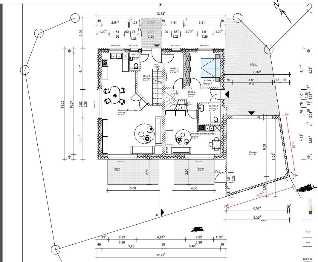 Grundriss eines Hauses mit Wohnzimmer, Küche, Schlafzimmer, Bad, Treppen und Garage.