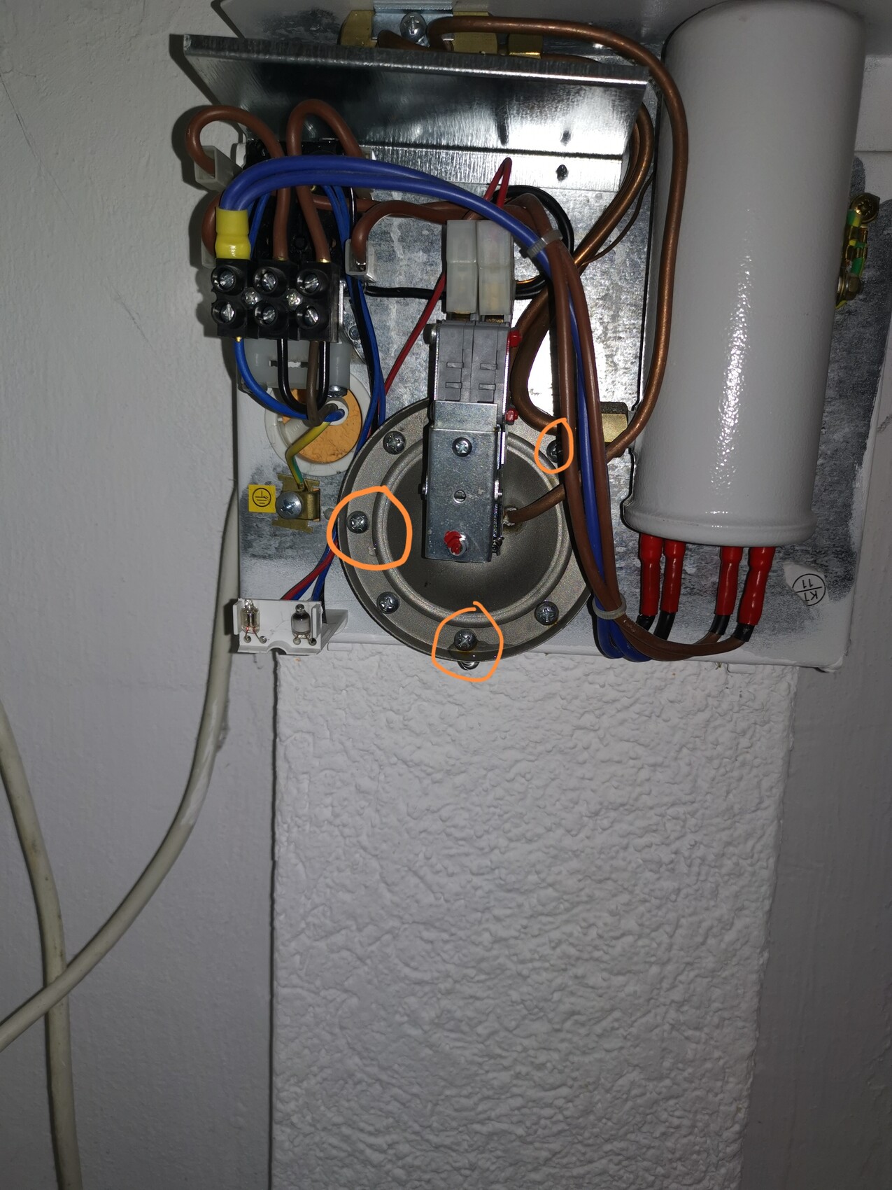 Elektrische Schalttafel mit vielen Drahtverbindungen, Transformator und Zylinderkondensator.
