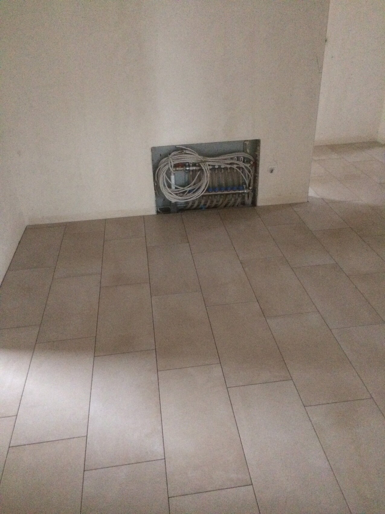 haustechnik-elektroverteilung-kabelinstallation-wandpanel.jpeg