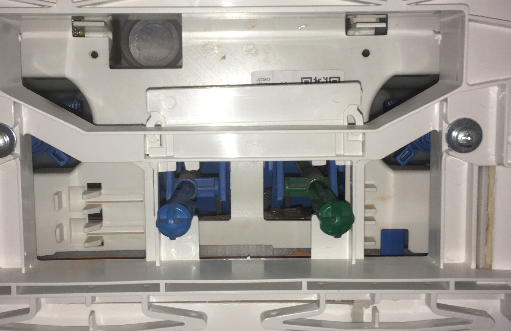 Innenansicht eines elektrischen Verteilerkastens mit blauen und grünen Anschlüssen