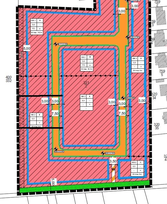 Grundriss eines Grundstücks mit farbigen Rohrleitungen (blau, grün, orange) im Innenbereich.