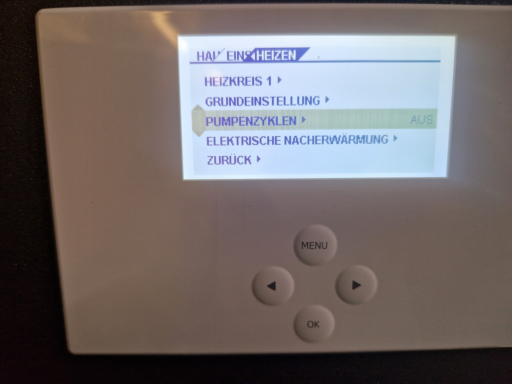 Thermostat mit Haustechnik-Menü zeigt Heizkreis 1 Grundeinstellung und Pumpenzyklen