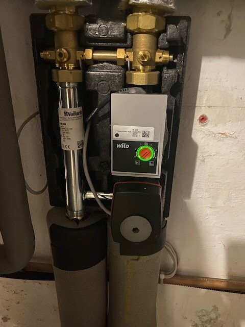 Heizungsanlage mit Pumpe, Ventilen und Wilo-Steuergerät im Heizungsraum.