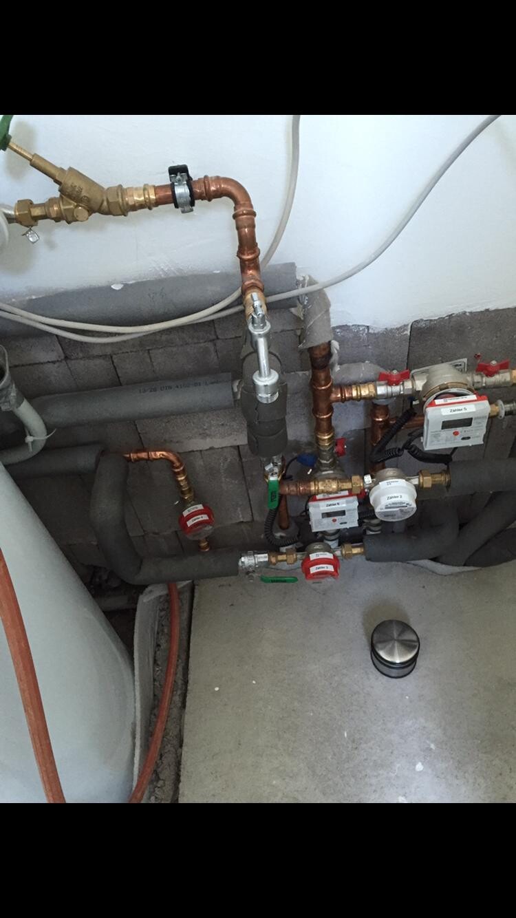 Unterputz-Rohrinstallationen mit Kupferrohren, Ventilen und Wasserzählern