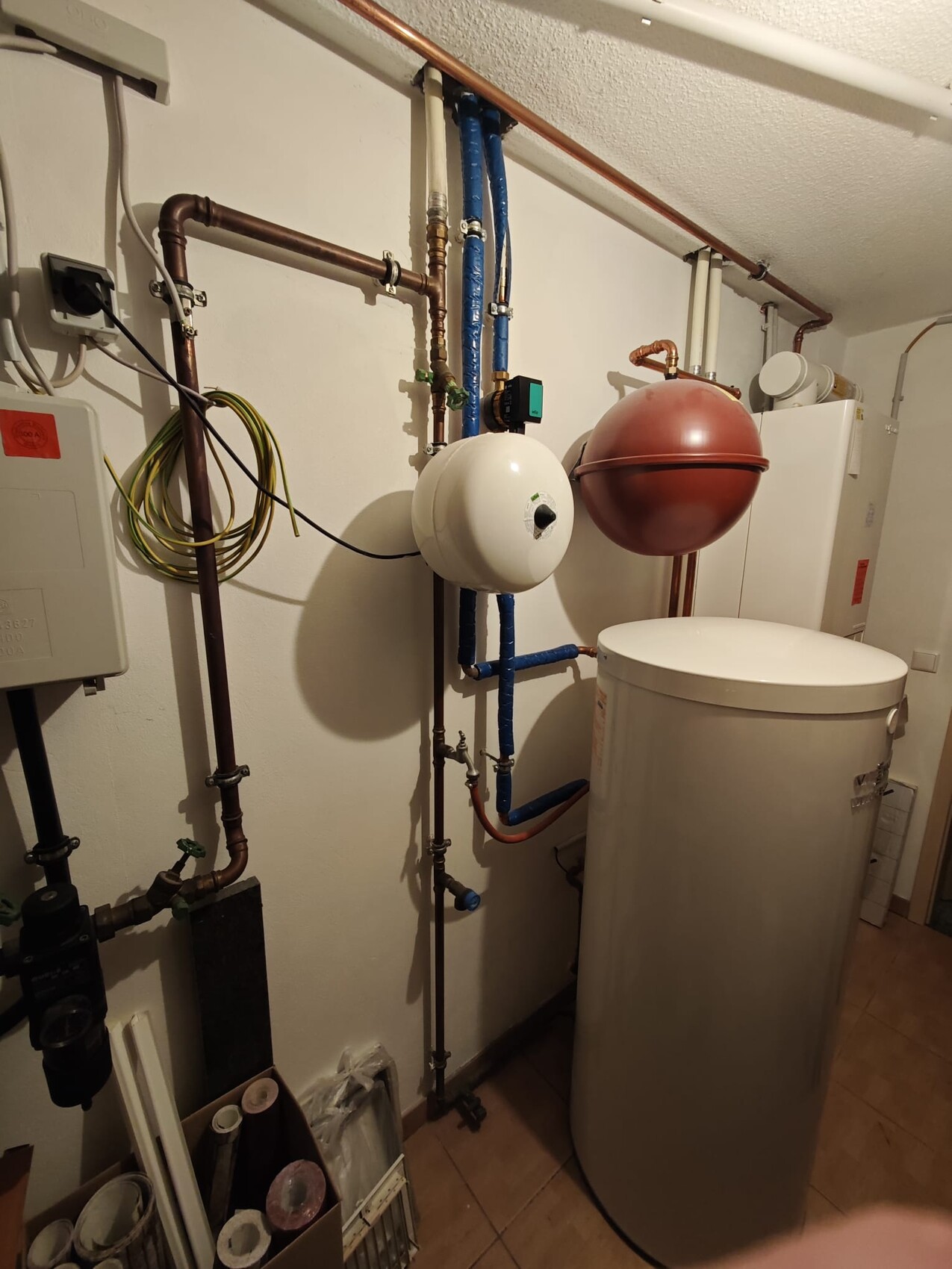 Kellerraum mit Heizungsanlage, Boiler, Ausdehnungsbehälter und Rohrleitungen