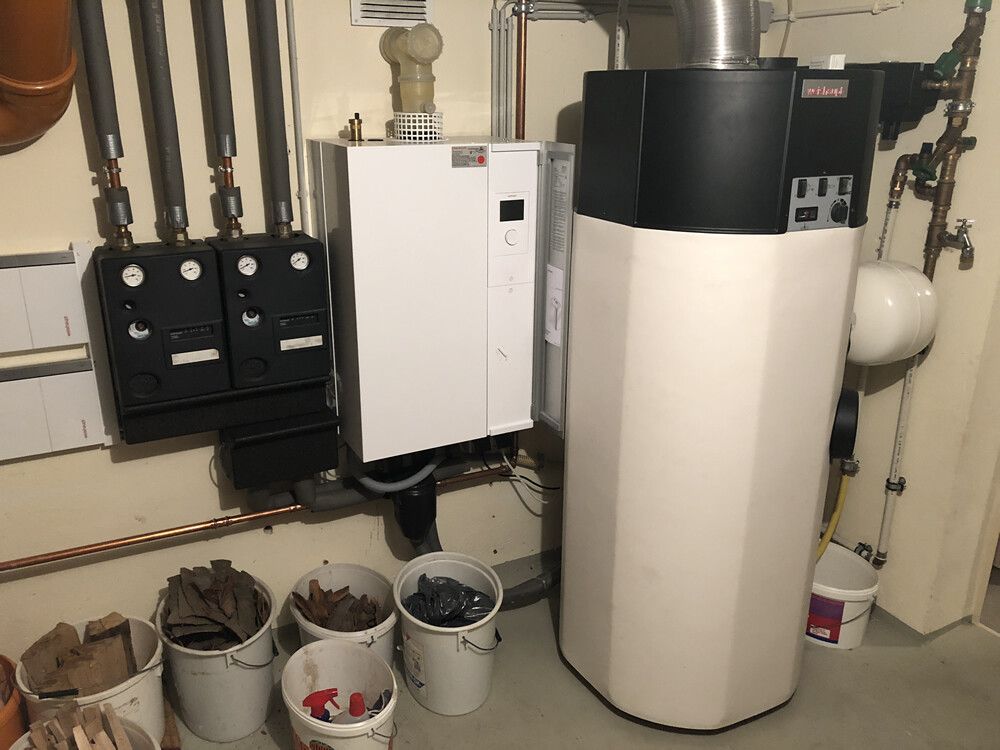 Heizungsraum mit Heizkessel, Boiler, Rohrleitungen und Steuereinheit
