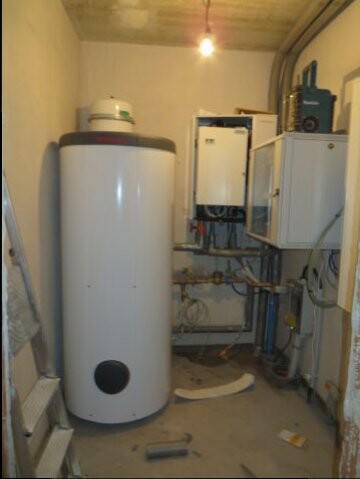 Keller-Heizungsraum mit Boiler, Heizgerät und Rohrleitungen