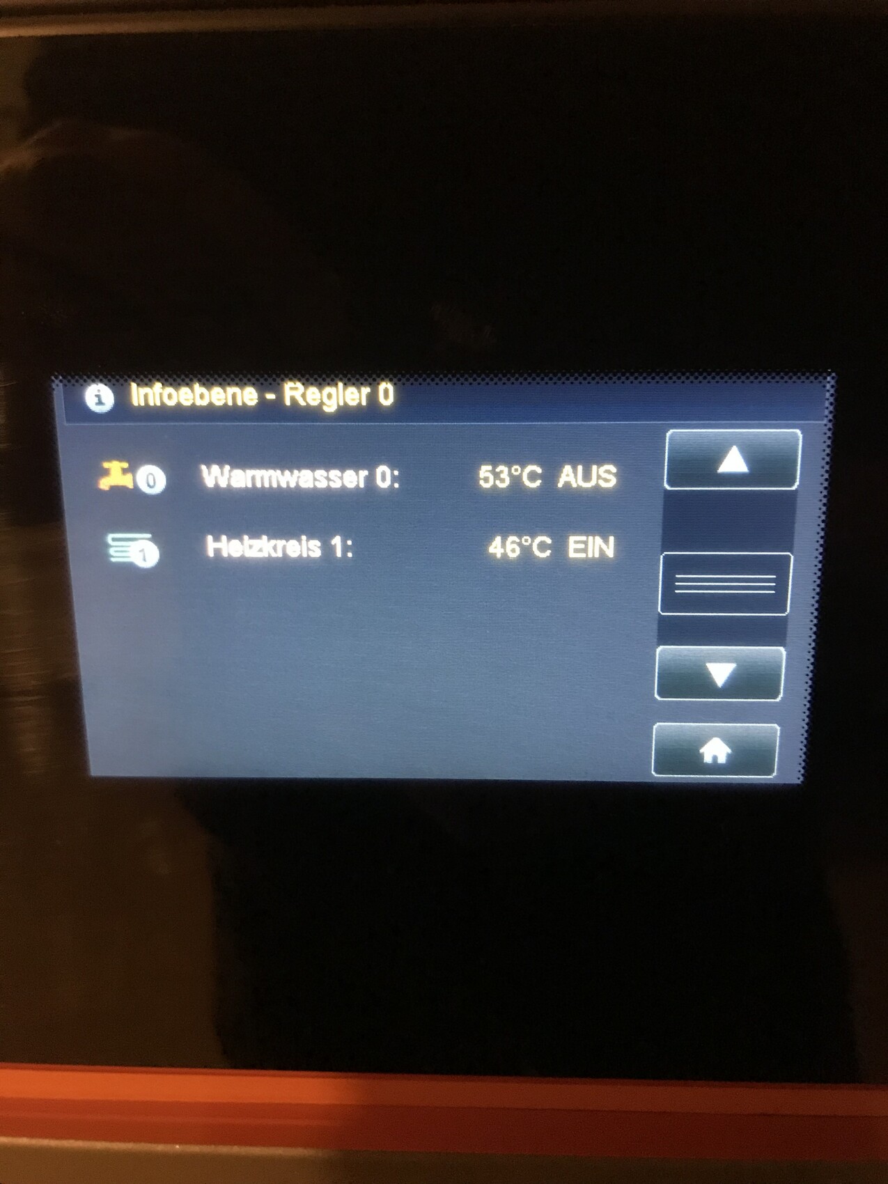 Display eines Haustechnik- und Heizungssteuergeräts mit Warmwasseranzeige