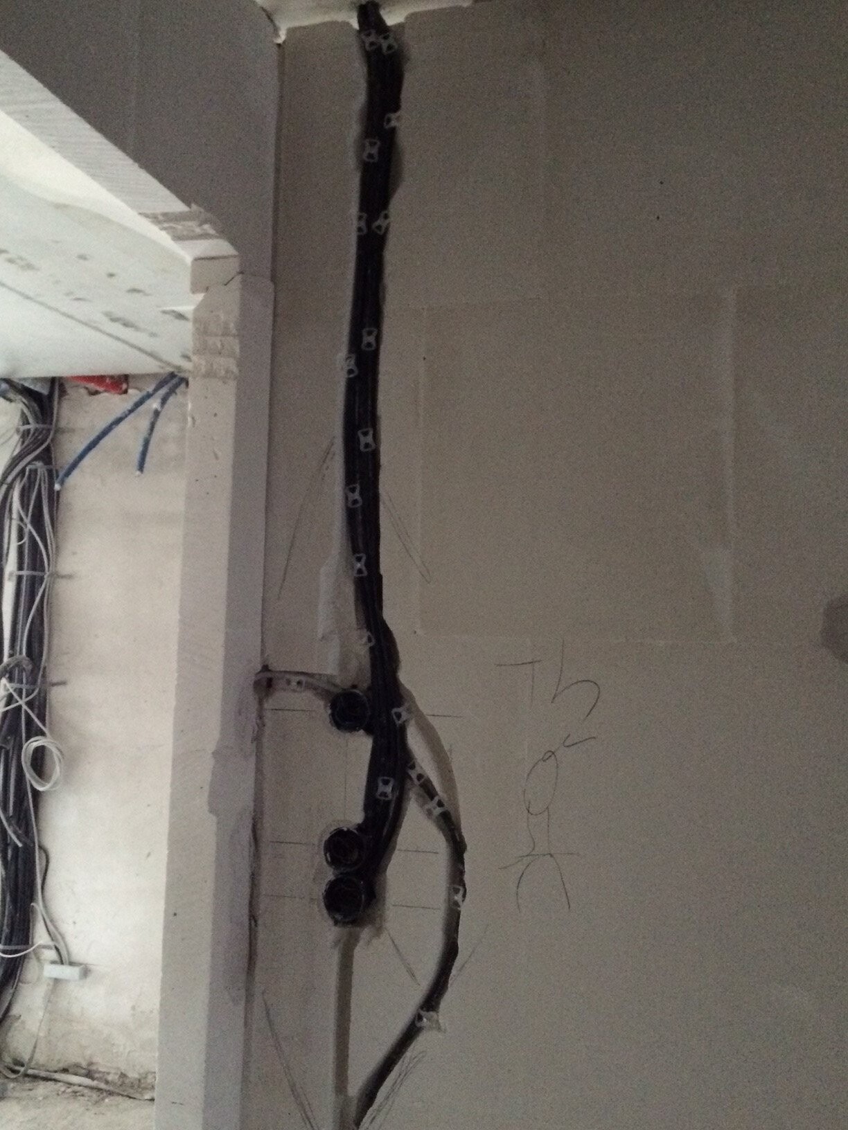 Verlegeleitungen und Elektroinstallationen in unausgebauter Wand eines Bauvorhabens