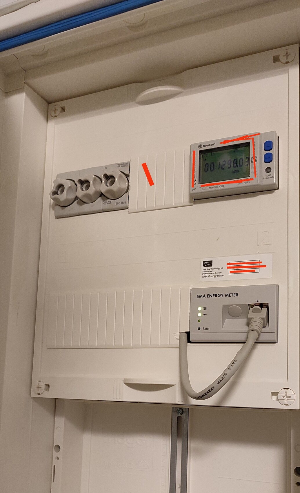 Weißer Elektroverteiler mit digitalem Finder-Zähler rechts und SMA Energy Meter unten.