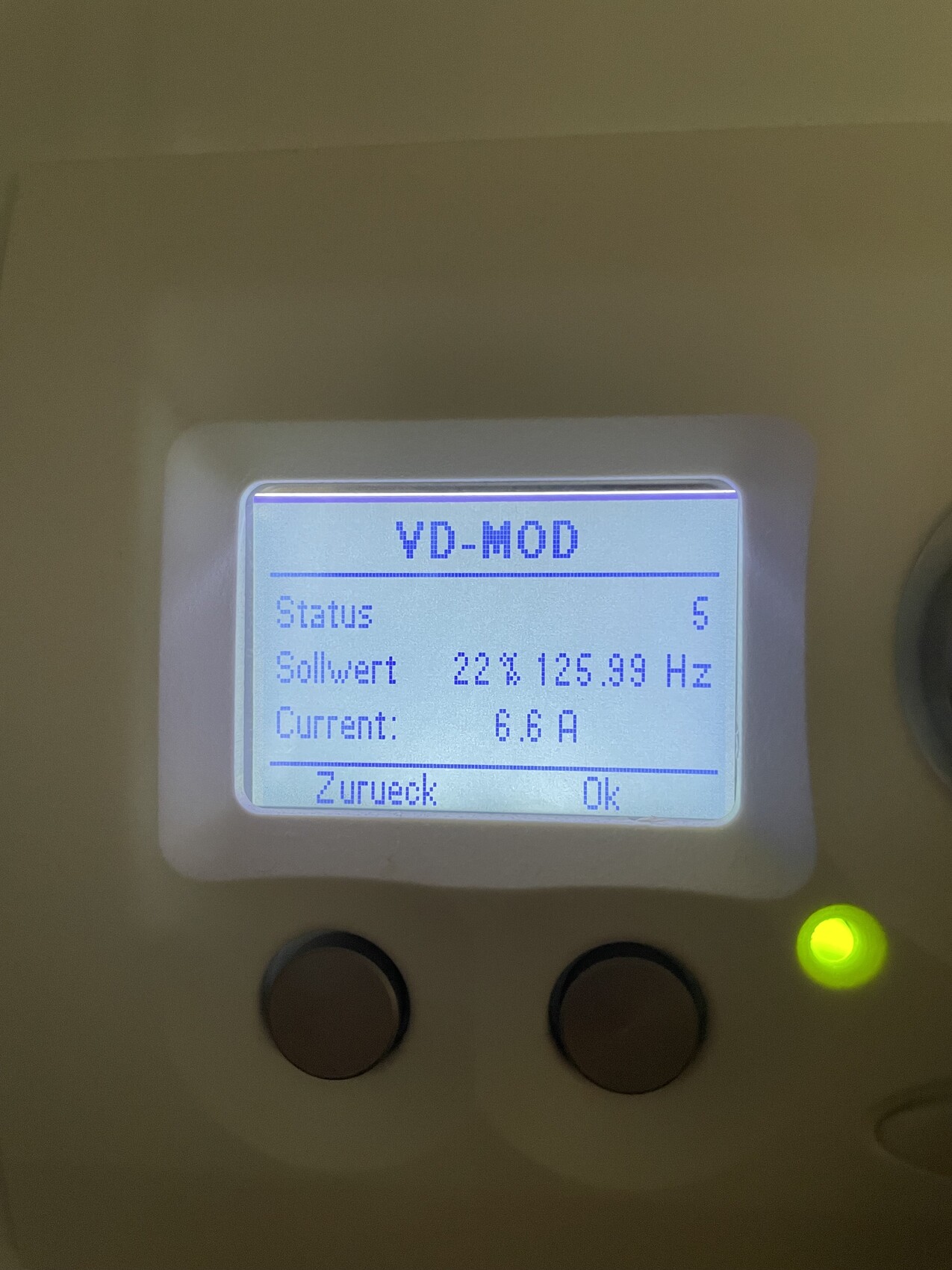 YD-MOD Display mit Status, Sollwert 22X125.99 Hz, Current 6.6 A, grüne LED