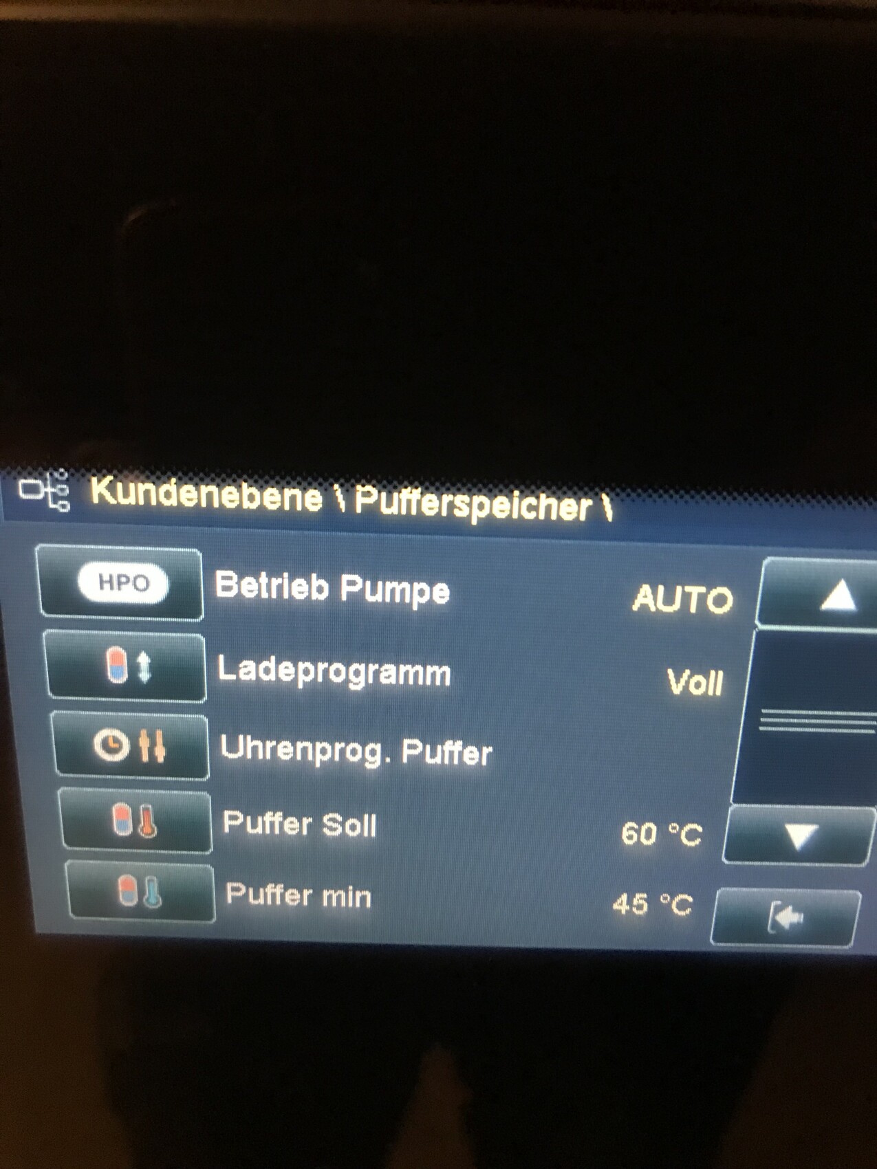 Bedienfeld einer Heizungsanlage mit Puffer-Speicher und Temperaturanzeigen