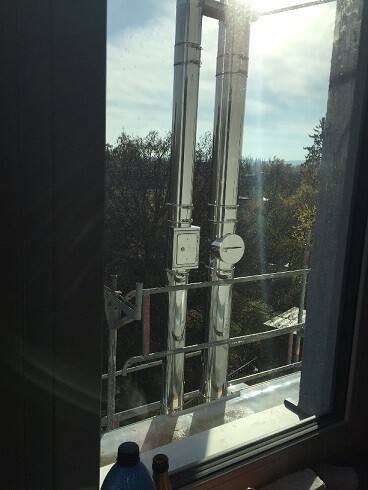 Außenfensterfront mit Metallrohren und Geländer auf einer Baustelle