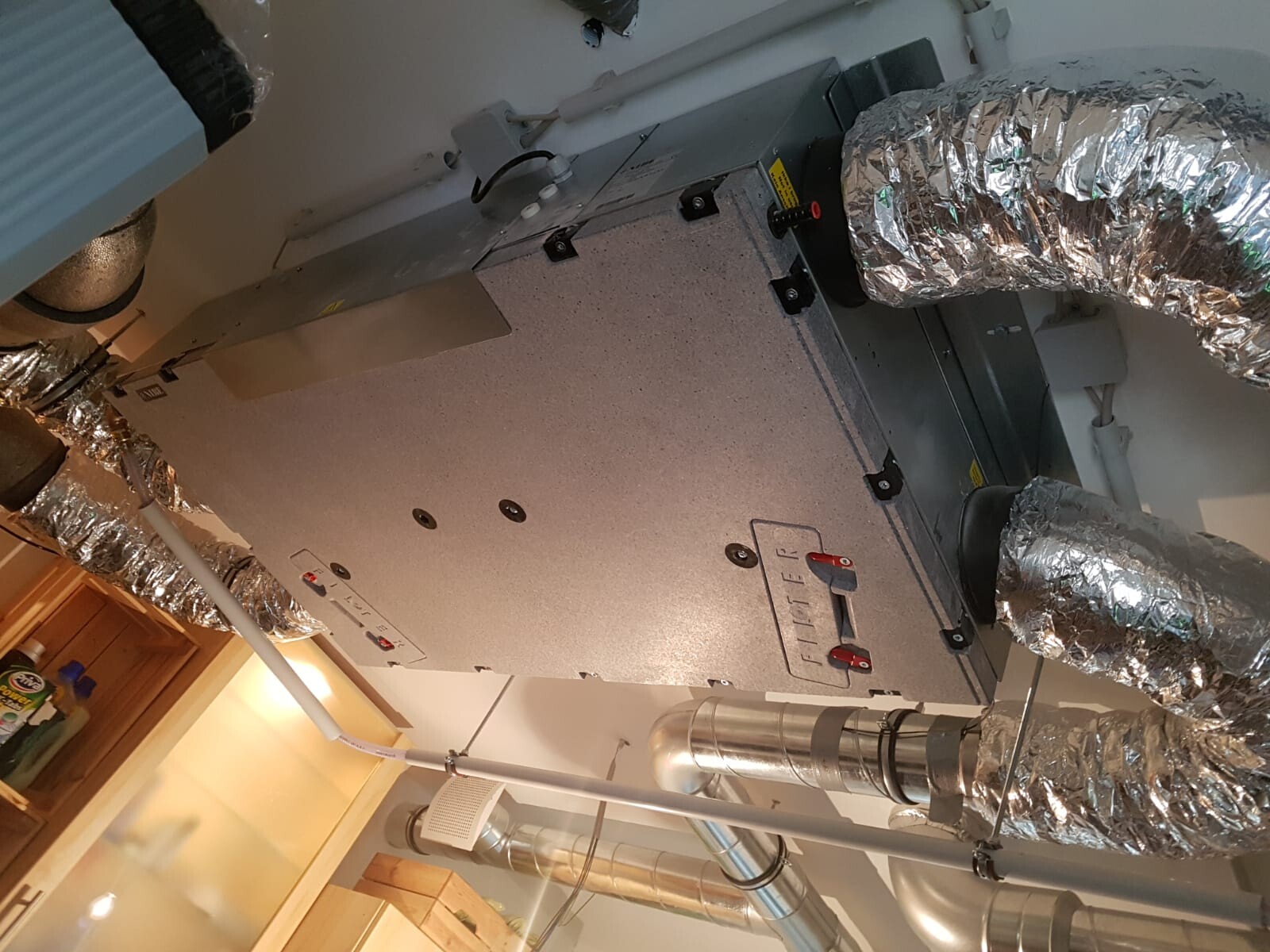HVAC-System mit isolierten Lüftungsrohren im Technikraum
