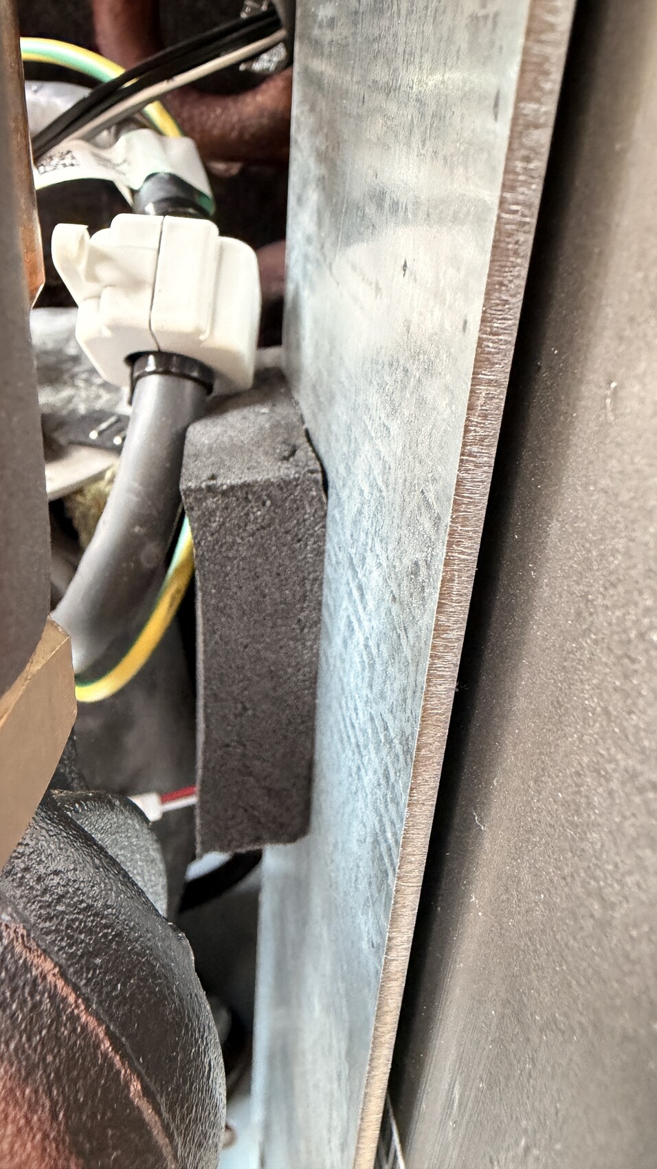 Nahaufnahme eines elektrischen Steckverbinders mit Kabeln in einem Metallgehäuse