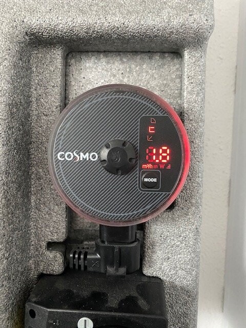 Runder COSMO-Digitalzähler mit roter LED-Anzeige, zeigt 1.8 mWh, in Halterung montiert