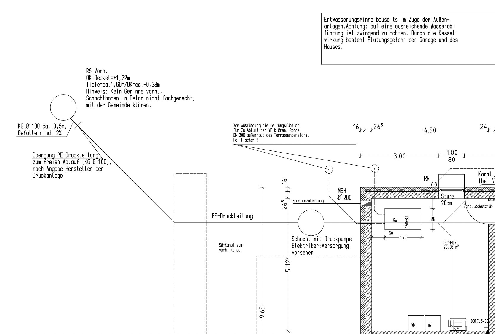Technische Bauzeichnung mit Haustechnikleitungen, PE-Druckleitungen, Schaechte und Kanalfuehrung.