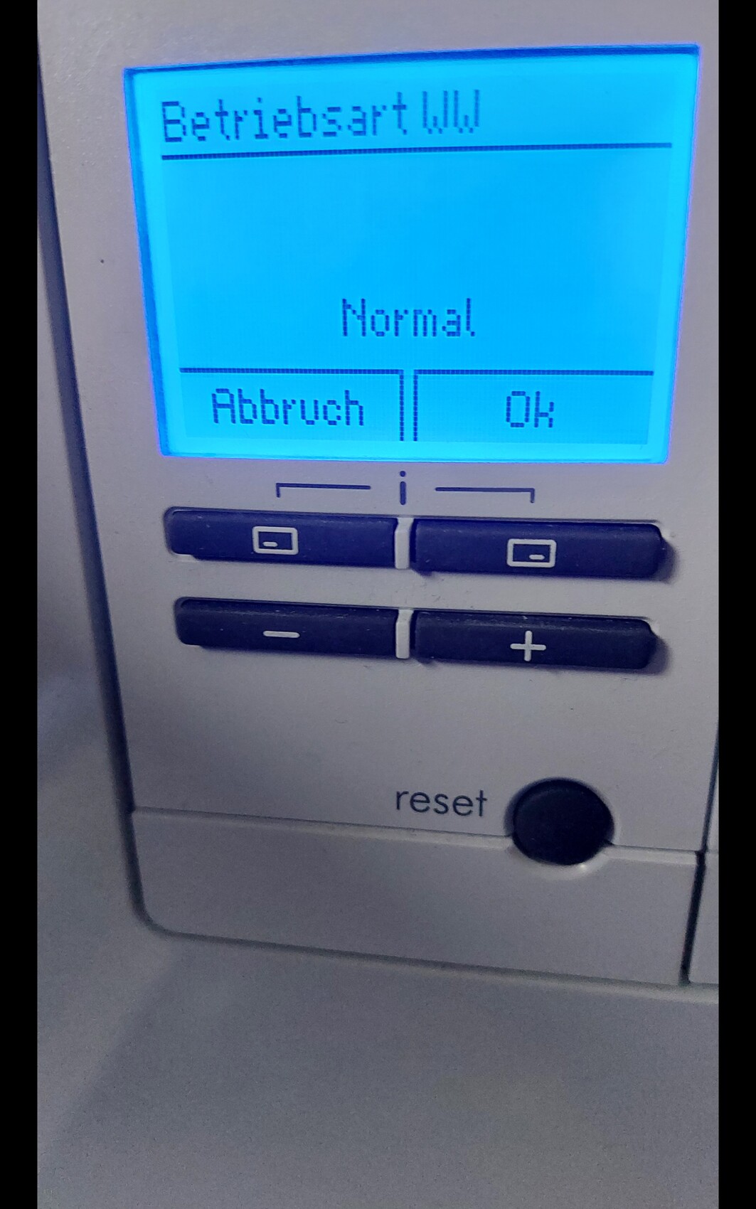 Blau beleuchtetes Display zeigt Normal mit Abbruch/Ok; darunter Tasten und Reset.