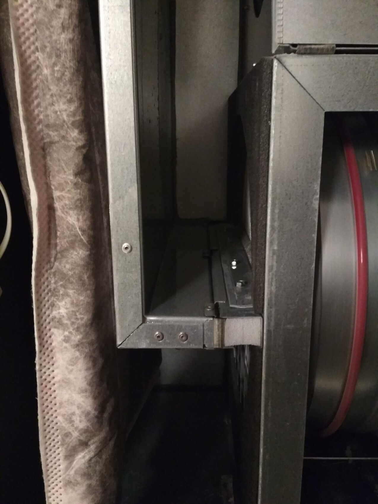 Nahaufnahme eines Haustechnikgeräts im Metallgehäuse mit Ventilationskomponenten