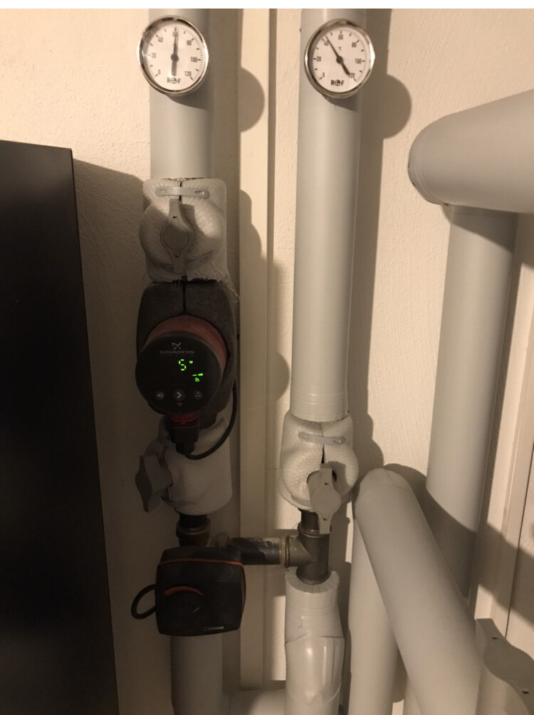 Haustechnikrohre mit Druckregler und Druckanzeige im Technikraum