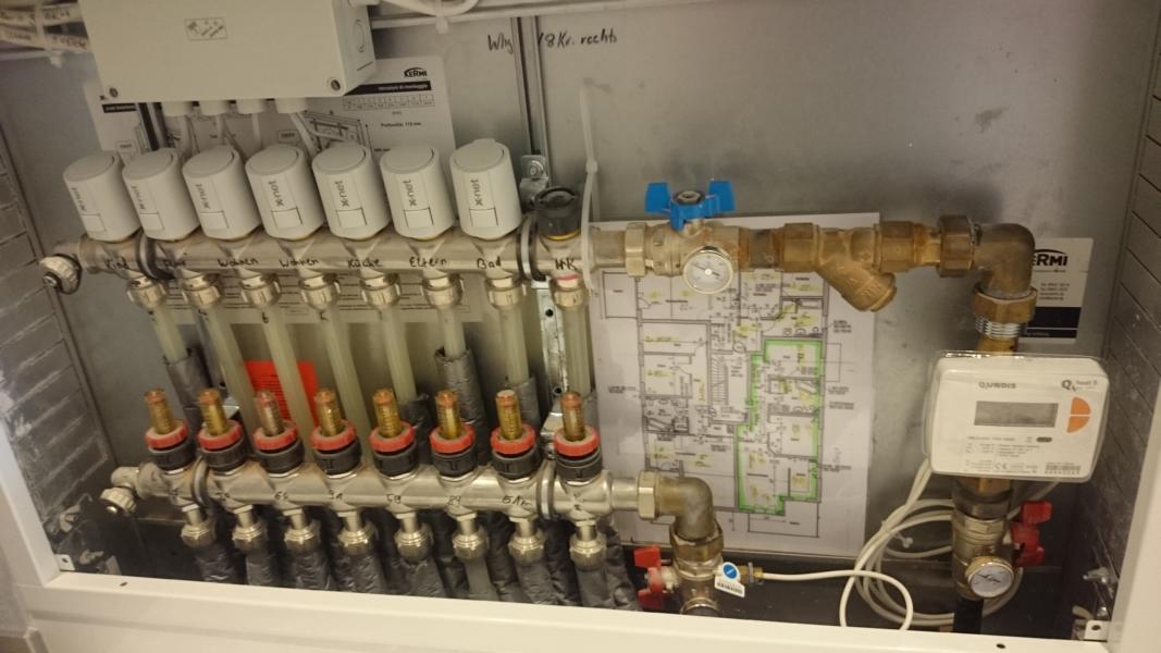 haustechnik-heizungsverteilersystem-montage-mit-ventilen-wasserzuleitungen.JPG