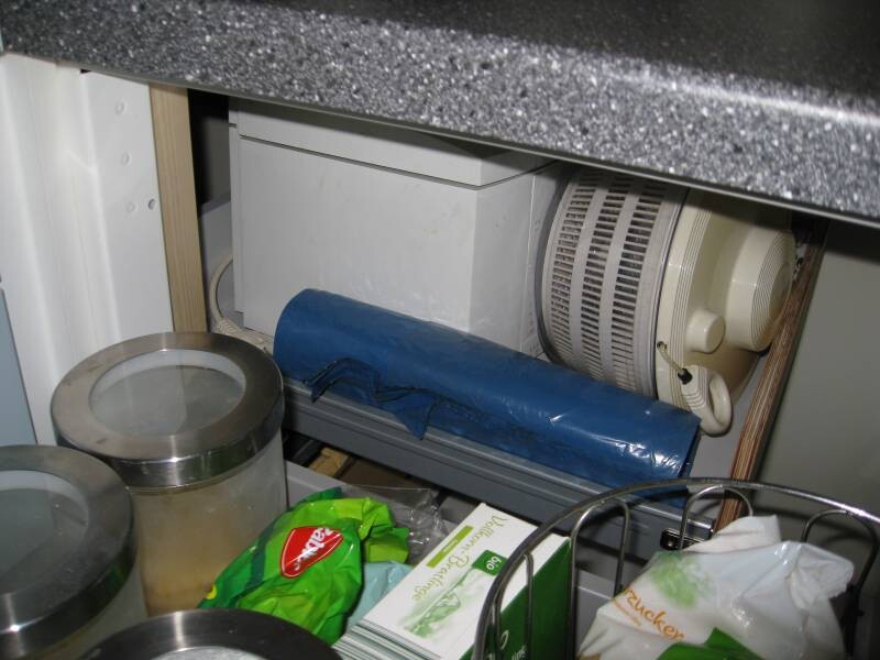 Unterbauschrank mit Haustechnikkomponenten und Ventilator