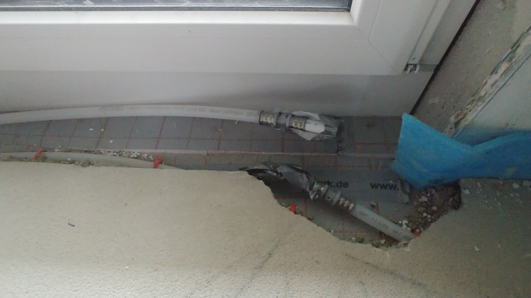 haustechnik-installation-im-rahmen-eines-bades.jpg